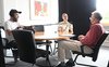 Oberbürgermeisterin Katrin Albsteiger spricht bei einem Interview in ein Mikrofon.