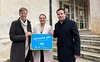 Digitalministerin Judith Gerlach überreicht Oberbürgermeisterin Katrin Albsteiger und Ralf Mager die Auszeichnung „Digitales Amt“.