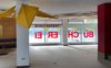 Blick vom Inneren des leergeräumten LEW-Gebäudes zur Fensterfläche mit den spiegelverkehrt zu lesenen Buchstaben "BÜCHEREI"