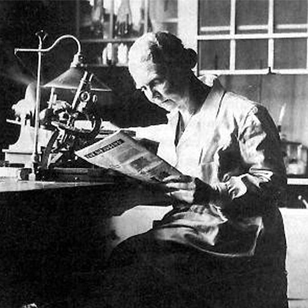 Schwarz-Weiß-Foto von Dr. Adele Hartmann