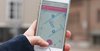 Eine Hand hält ein Smartphone. Auf dem Bildschirm zeigt die EasyPark-App Parkmöglichkeiten in der Neu-Ulmer Innenstadt an.